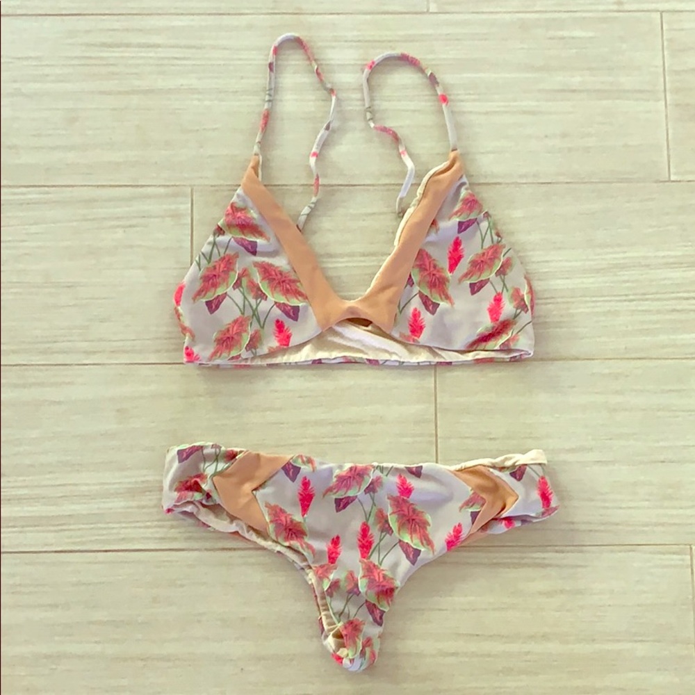 Acacia bikini with tropical leaf and ginger.
